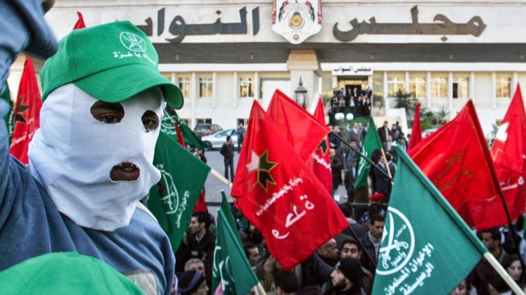 Demonstranter viftar med gröna Muslimska brödraskapets flaggor och andra banderoller och ropar antiisraeliska slagord under en massdemonstration utanför parlamentsbyggnaden i Amman, Jordanien. Foto: Khalil Mazraawi/AFP via Getty Images