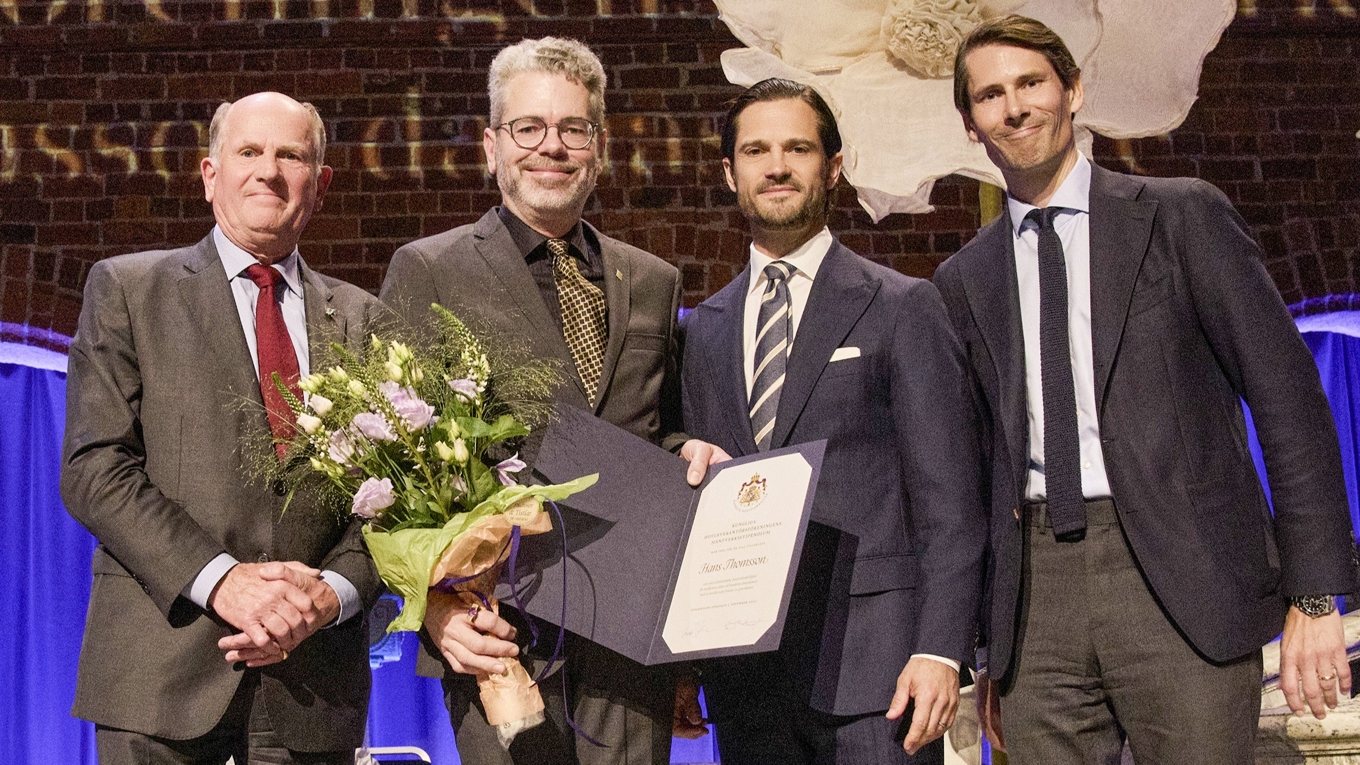 Thomsson fick årets hantverksstipendium från Hovleverantörsföreningen. Här tillsammans med H.K.H. Prins Carl Philip samt Wilhelm Reuterswärd (t.v.) och Viktor Blomqvist från föreningen. Foto: Pressbild