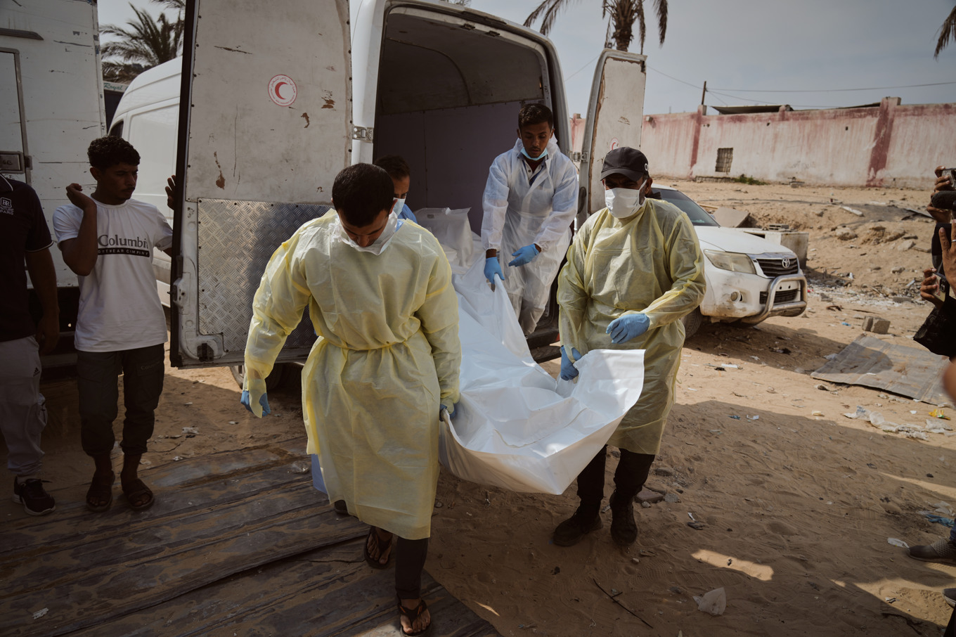 Oidentifierade palestinska kvarlevor bärs in till Nassersjukhuset i Khan Yunis på måndagen. Foto: Jehad Alshrafi/AP/TT