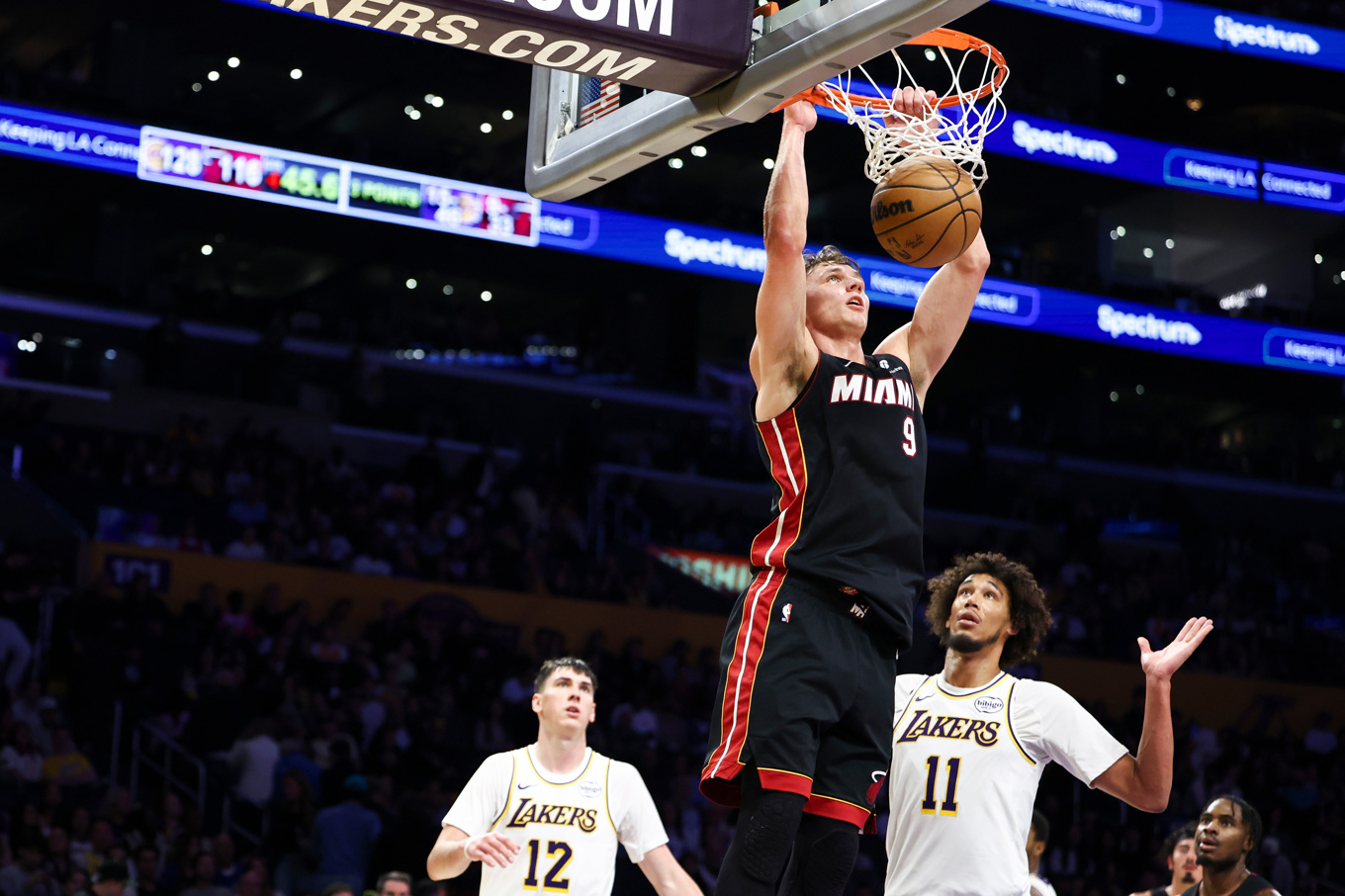 Pelle Larsson dunkar i två av sina 17 poäng mot Los Angeles Lakers. Foto: Jessie Alcheh/AP/TT