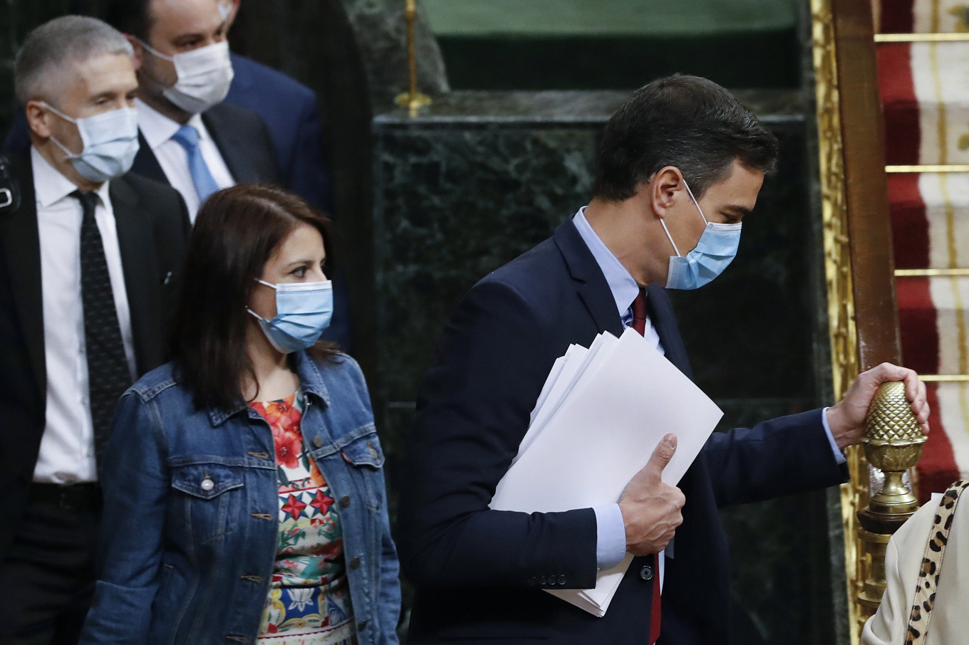 Spaniens premiärminister Pedro Sánchez pressas av rättsprocesser och korruptionsmisstankar mot hans omgivning. Här står han i parlamentet med en ansiktsmask i maj 2020 och i bakgrunden står bland andra den dåvarande ministern José Luis Ábalos, som nu åtalas för att ha tagit emot mutor vid upphandlingar av just sådana masker. Foto: Ballesteros/poolfoto via AP/TT