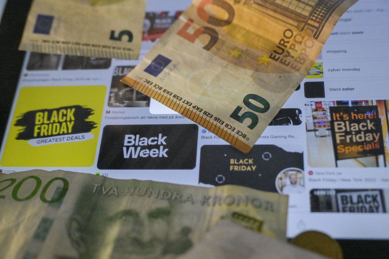 Butikerna höjer priserna redan i oktober för att kunna sänka dem inför Black Friday, enligt Prisjakt. Arkivbild. Foto: Janerik Henriksson/TT