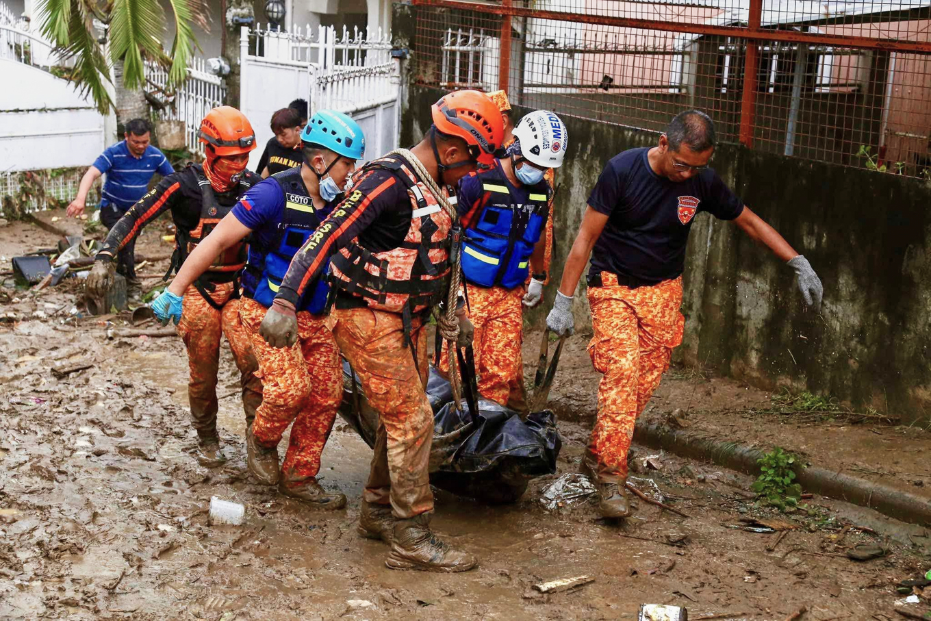 En omkommen person bärs bort av räddningspersonal på tisdagen, efter översvämningar orsakade av tyfonen Kalmaegi på den filippinska ön Cebu. Foto: Jacqueline Hernandez/AP/TT