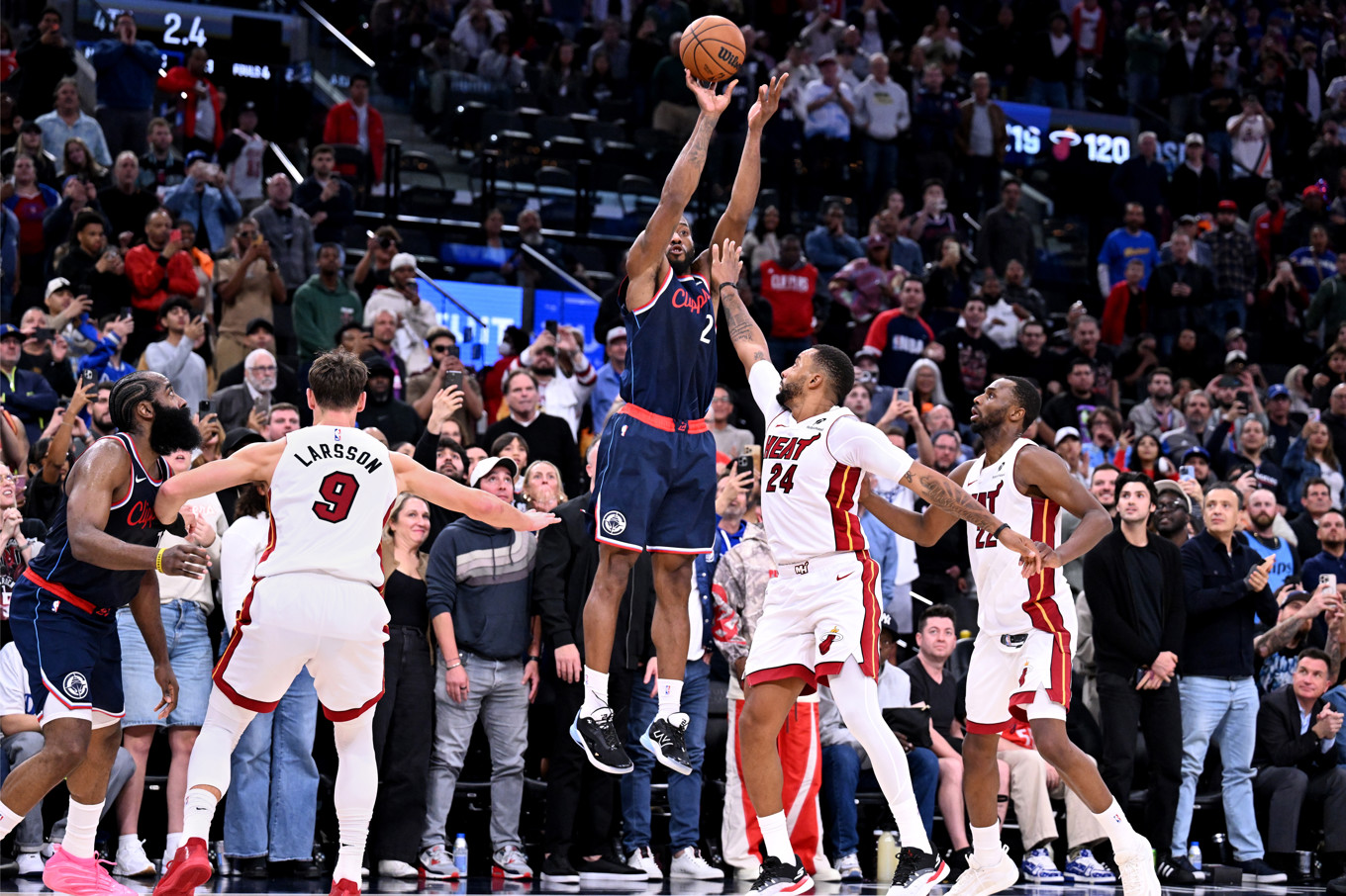 Pelle Larsson (9) och lagkamraterna försöker stoppa ett trepoängsförsök från Los Angeles Clippers Kawhi Leonard med två sekunder kvar. Foto: Wally Skalij/AP/TT