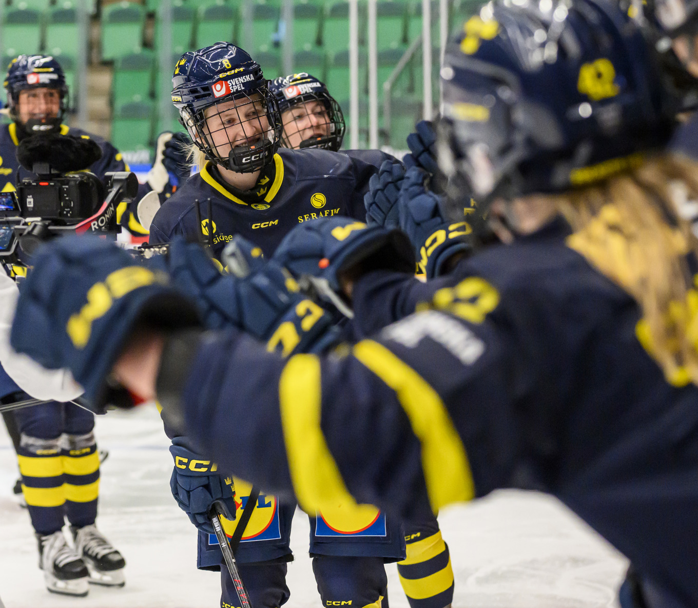 Hilda Svensson och Tre Kronors damer jublar efter 2–1-målet i segern över Tjeckien. Foto: Johan Nilsson/TT