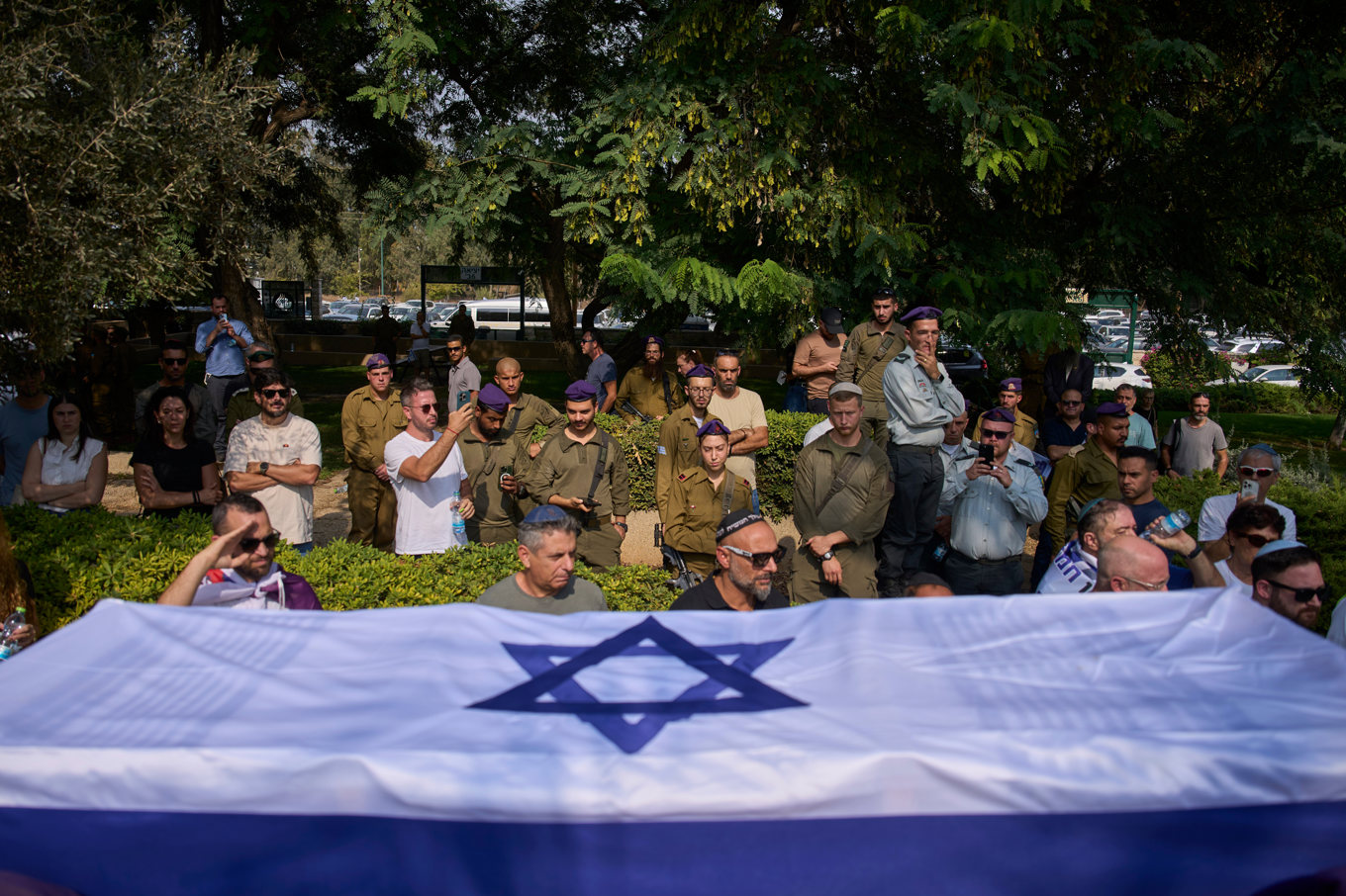 En av de gisslantagna som dödats förs till sista vilan på Kiryat Shauls militära kyrkogård i Israel. Foto: Ohad Zwigenberg/AP/TT