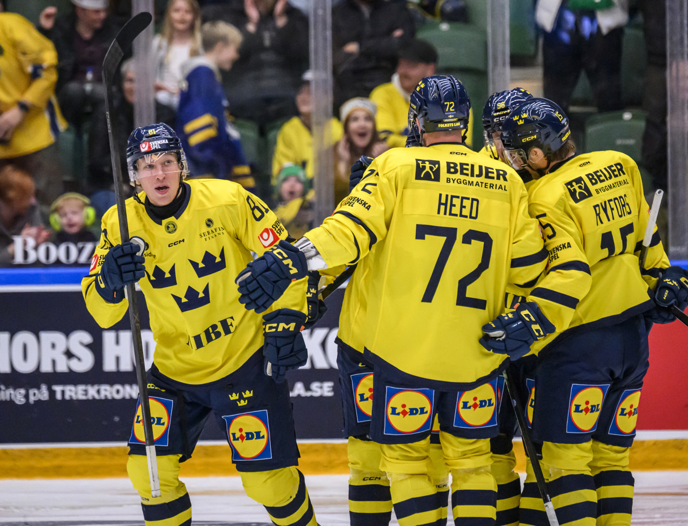 Svenskt jubel sedan Marcus Sylvegård, till vänster, gjort 2–0-målet i segermatchen mot Tjeckien. Foto: Johan Nilsson/TT