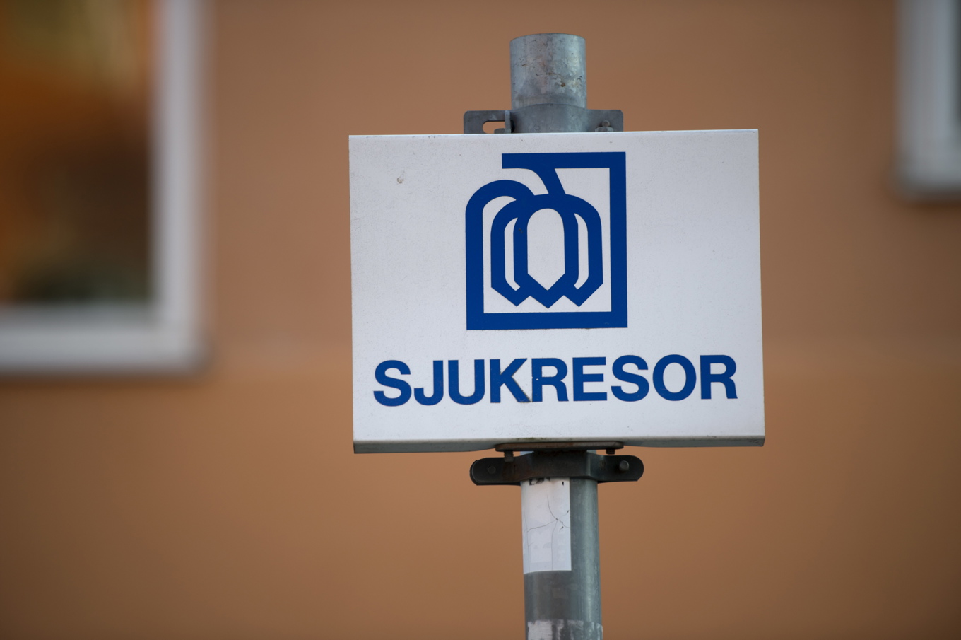 En patient lämnades ensam utanför ett möbelvaruhus, då föraren valde att göra ett ärende på vägen till sjukhuset. Arkivbild. Foto: Fredrik Sandberg/TT