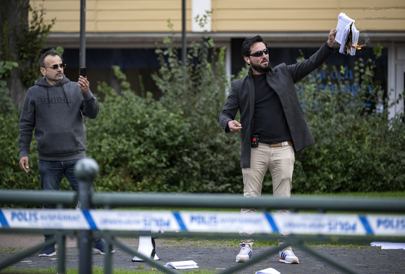 Salwan Najem (vänster) och Salwan Momika (höger) bränner en koran i Malmö i september 2023. Foto: Johan Nilsson/TT