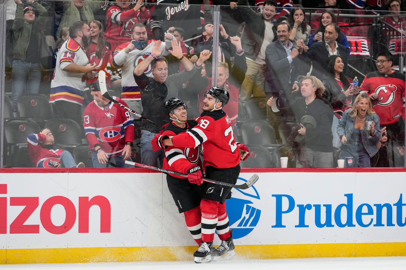 Svenske New Jersey-spelaren Jesper Bratt (till vänster) firar sitt segermål mot Montreal med lagkamraten Timo Meier. Foto: Yuki Iwamura/AP/TT