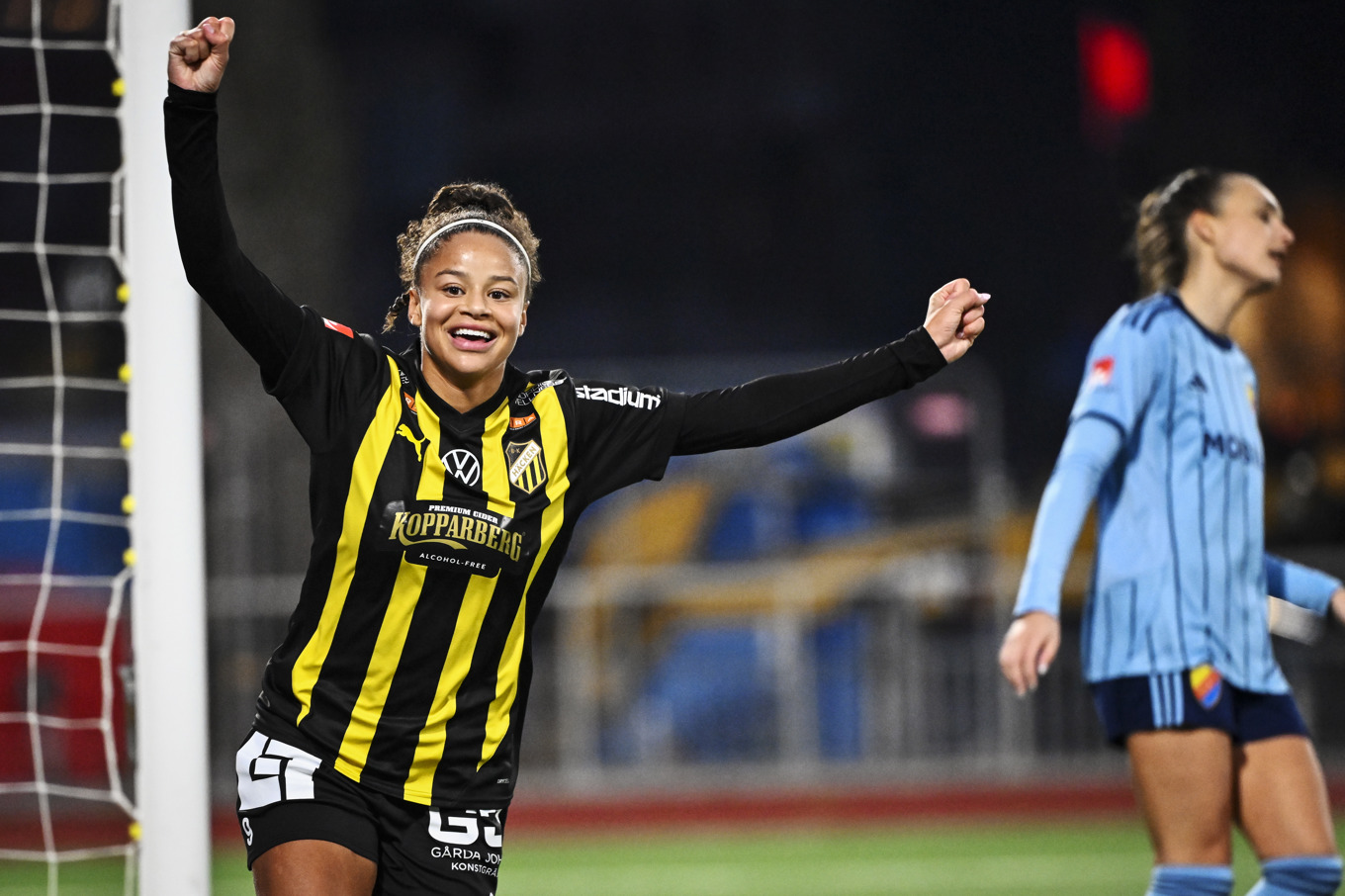 Felicia Schröder firar sitt mål, 0–2 mot Djurgården, när Häcken säkrade SM-guldet. Foto: Jonas Ekströmer/TT