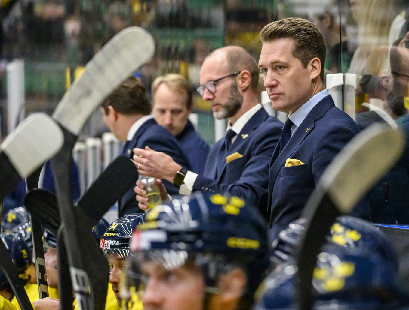 Sam Hallam i Tre Kronors bås under segermatchen mot Tjeckien. Foto: Johan Nilsson / TT