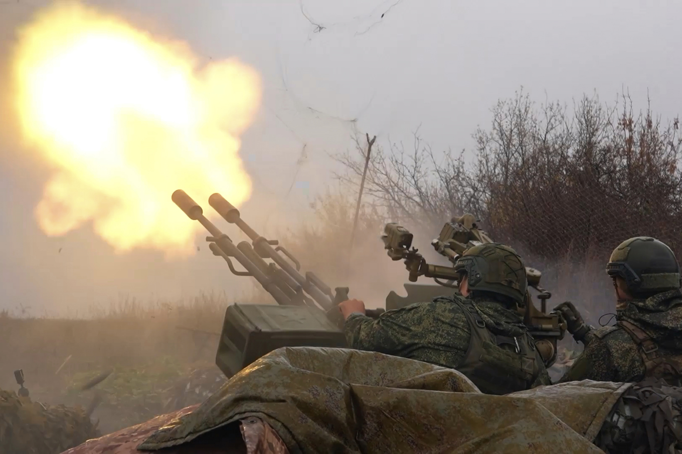 Ryska soldater avfyrar skott för att skjuta ned en ukrainsk drönare på okänd ort. Bild distribuerad av försvarsdepartementet i Moskva i fredags. Foto: Rysslands försvarsdepartement via AP/TT