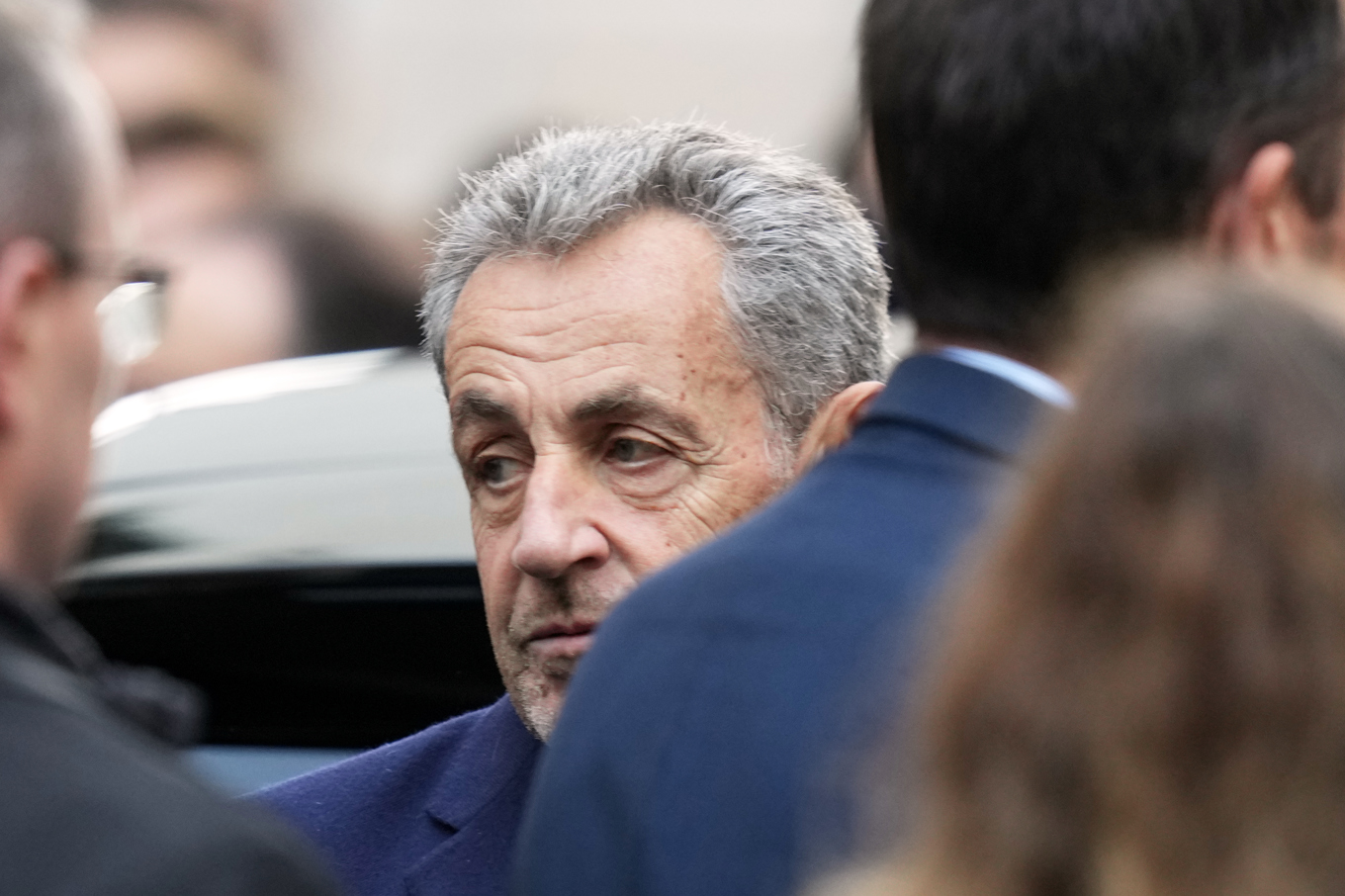 Nicolas Sarkozy utanför domstolen i oktober. Foto: Thibault Camus/AP/TT