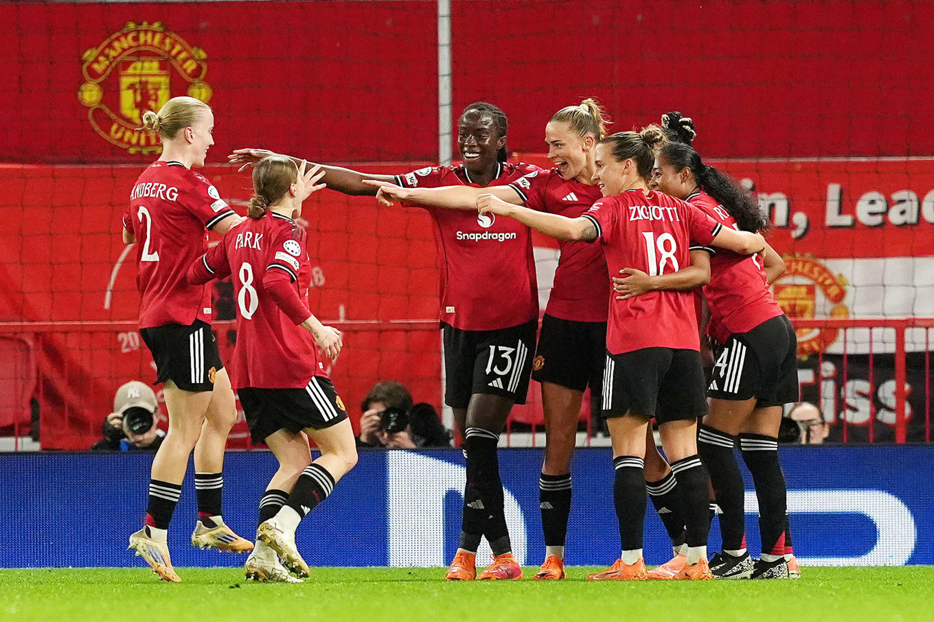 Fridolina Rolfö, i mitten, pekar på Anna Sandberg (längst till vänster) efter att ha förvaltat landslagskollegans inlägg. Rolfös nickmål innebar matchavgörande 2–1 till för Manchester United hemma mot Paris Saint-Germian. Foto: Martin Rickett/AP/TT