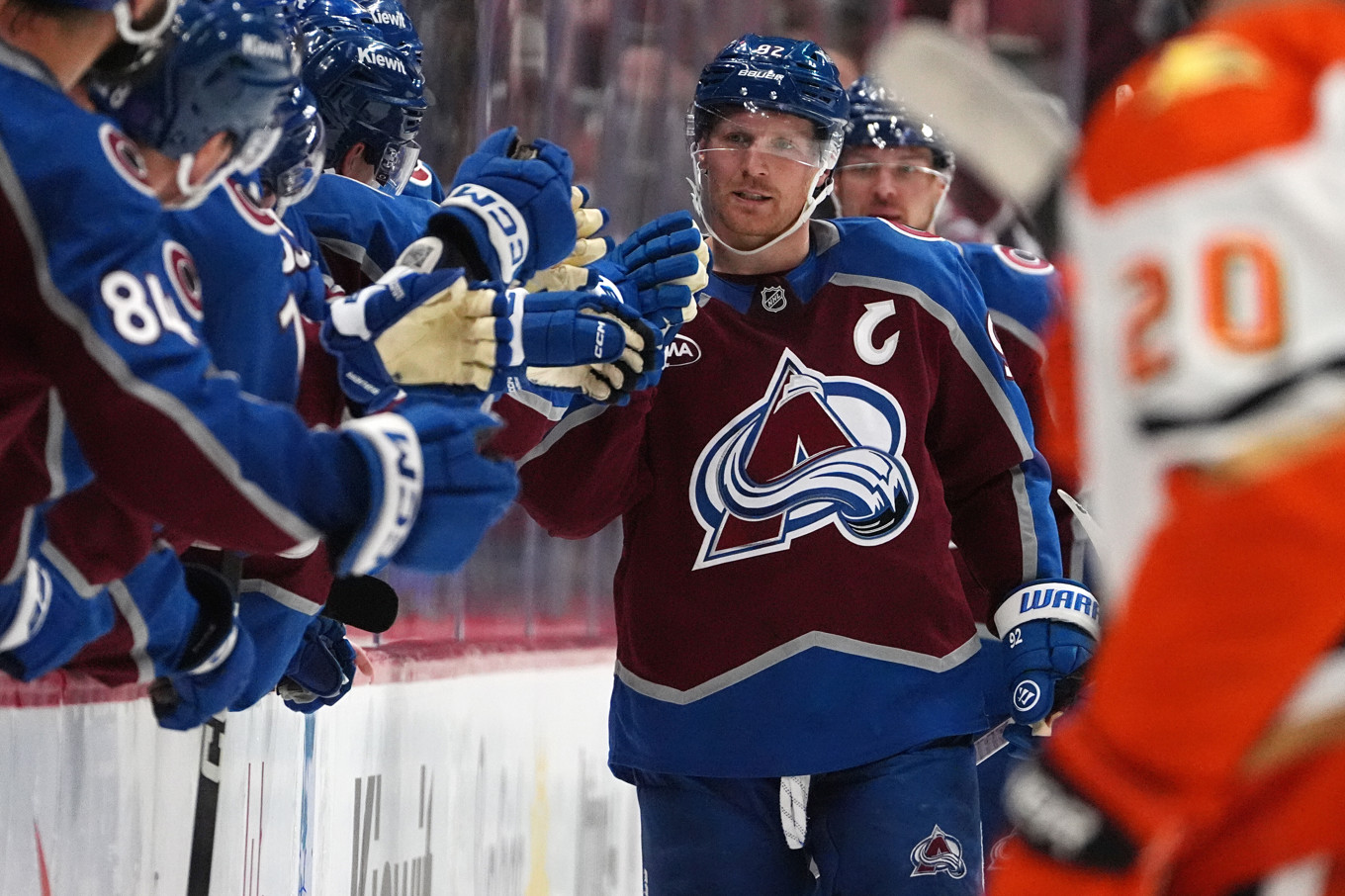 Colorados Gabriel Landeskog efter säsongens första mål i NHL. Foto: David Zalubowski/AP/TT