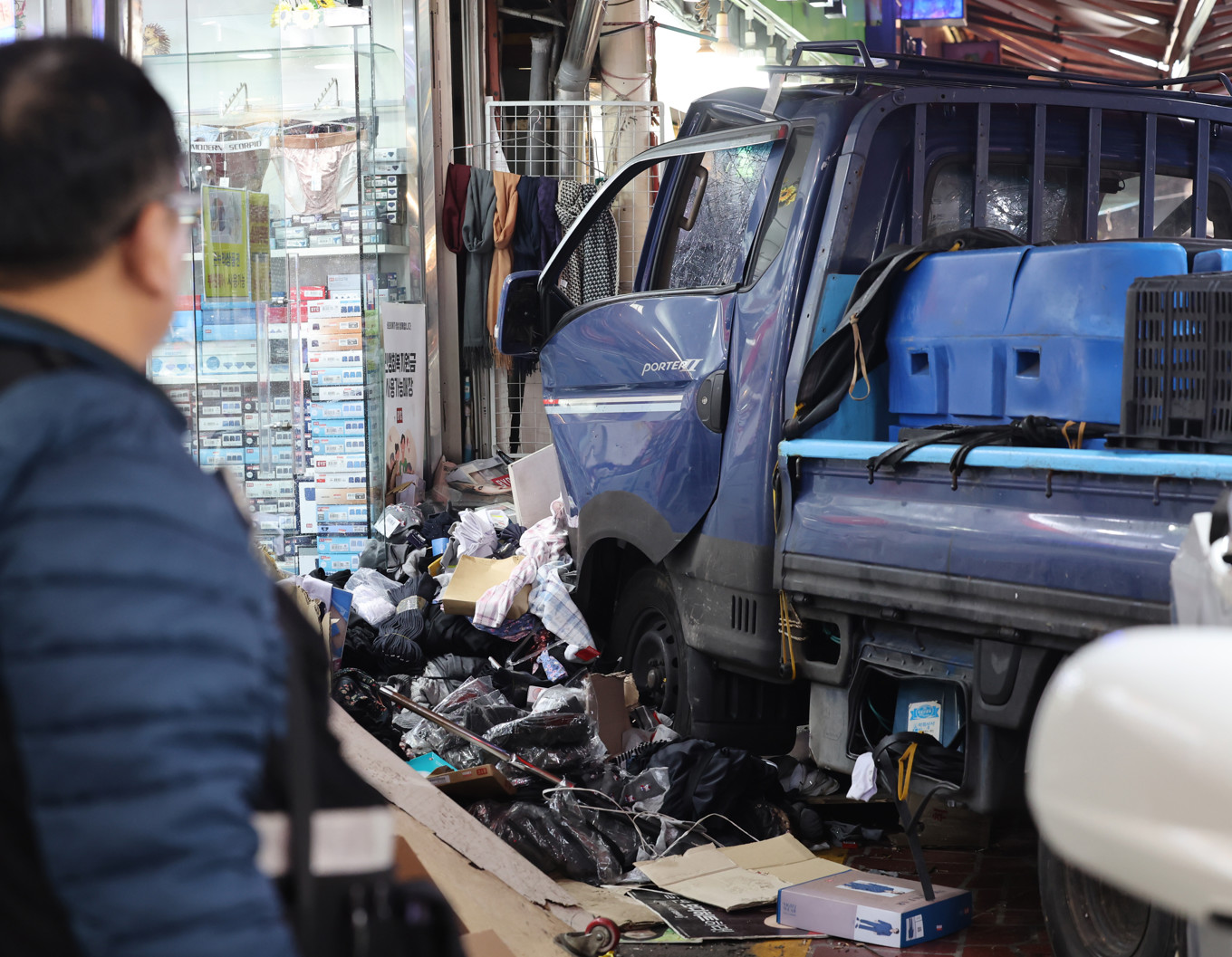 En lastbil prejade fotgängare på en utomhusmarknad i Bucheon i Sydkorea. Minst två människor dog och flera skadades. Foto: Jeon Jin-Hwan/AP/TT