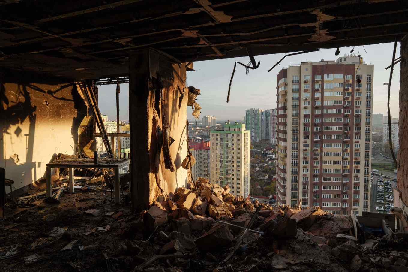 Vyn från en lägenhet i ett hus som attackerades i Kiev under natten till fredag. Foto: Evgeniy Maloletka/AP/TT