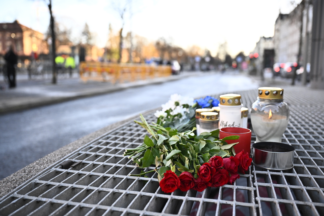 Minnesplats efter bussolyckan på Östermalm i Stockholm där tre personer omkom under fredagseftermiddagen när en buss körde in i en busskur. Flera personer skadades allvarligt och fördes till sjukhus. Foto: Christine Olsson/TT