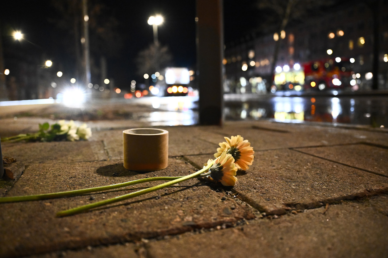 Blommor för de tre omkomna på olycksplatsen där en buss körde in i en busskur på Östermalm i Stockholm i går eftermiddag. Foto: Henrik Montgomery/TT