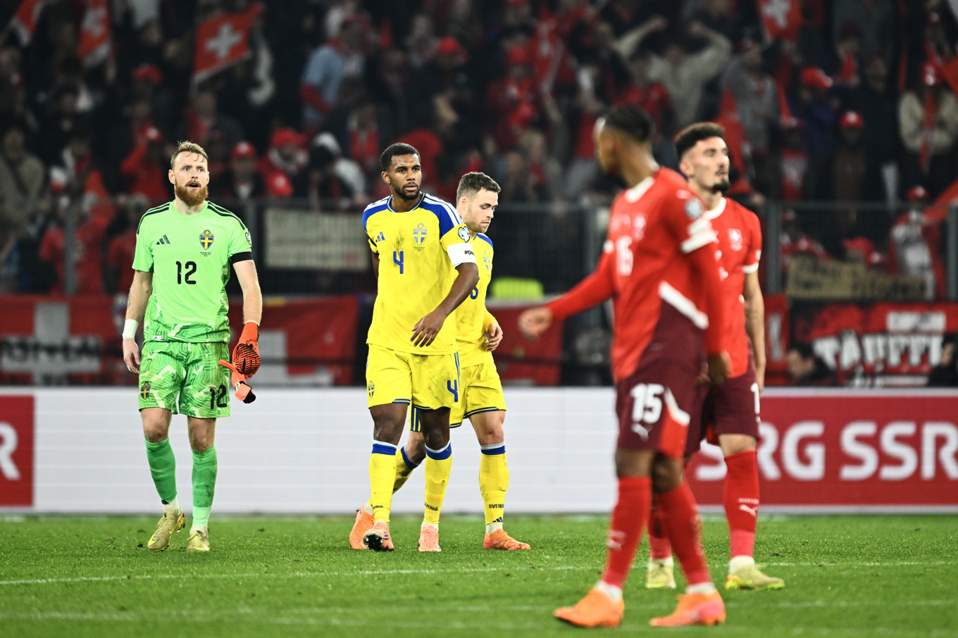 Sveriges målvakt Viktor Johansson och Isak Hien deppar efter förlust med 1–4 mot Schweiz. Foto: Pontus Lundahl/TT