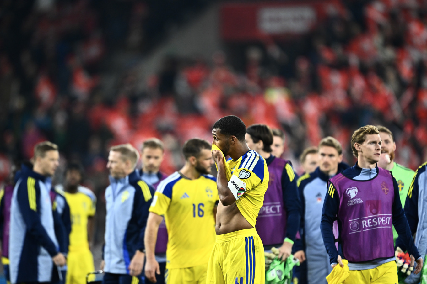 Svenskt deppande efter 1–4-förlusten mot Schweiz. Foto: Pontus Lundahl/TT