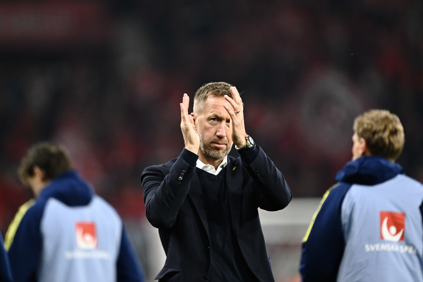 Förbundskapten Graham Potter tackar de svenska fansen. Foto: Pontus Lundahl/TT
