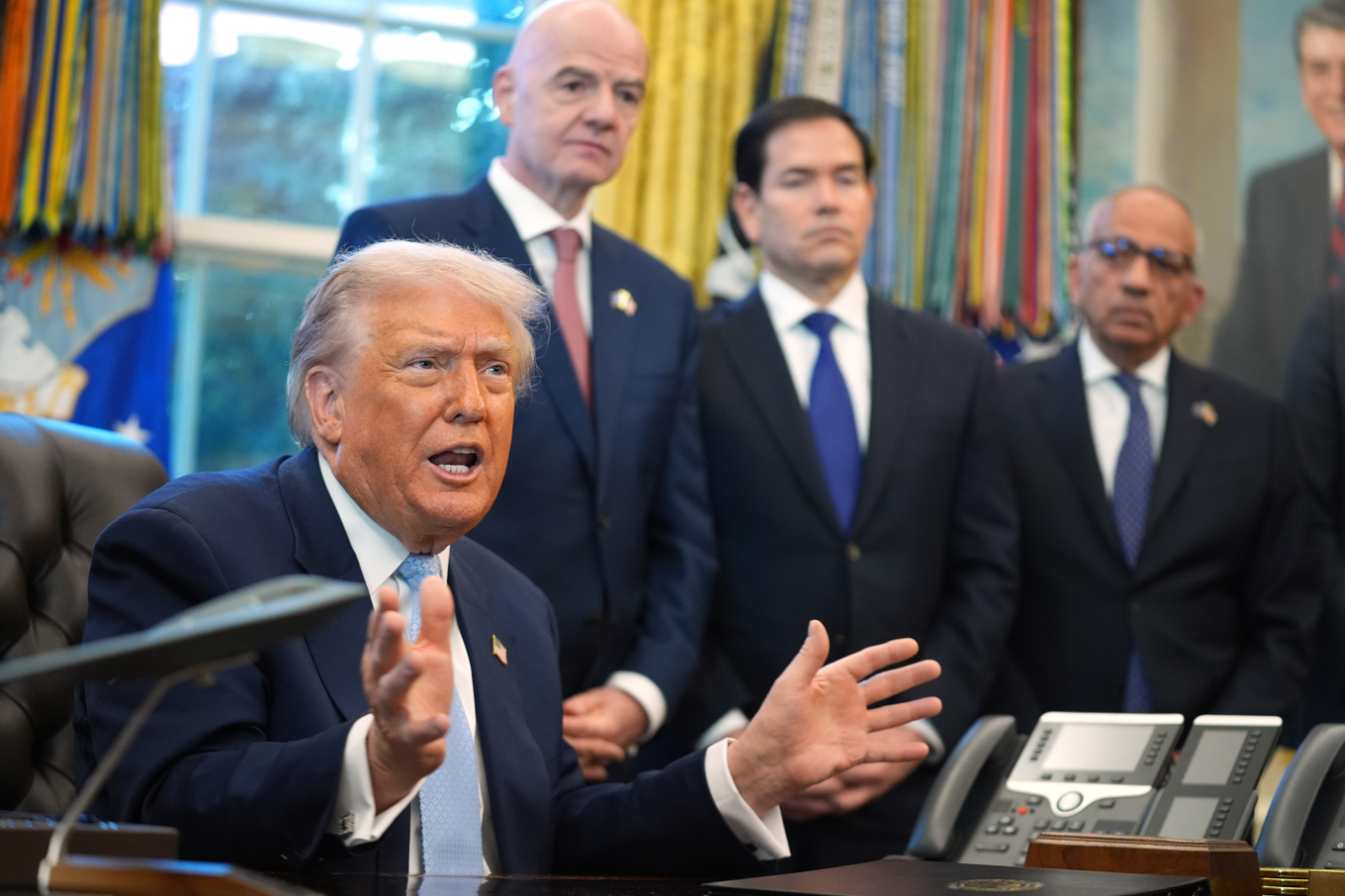 USA:s president Donald Trump och närmast i bakgrunden Fifa-ordföranden Gianni Infantino vid en pressträff om att underlätta visumhanteringen för VM-besökare. Foto: Evan Vucci/AP/TT