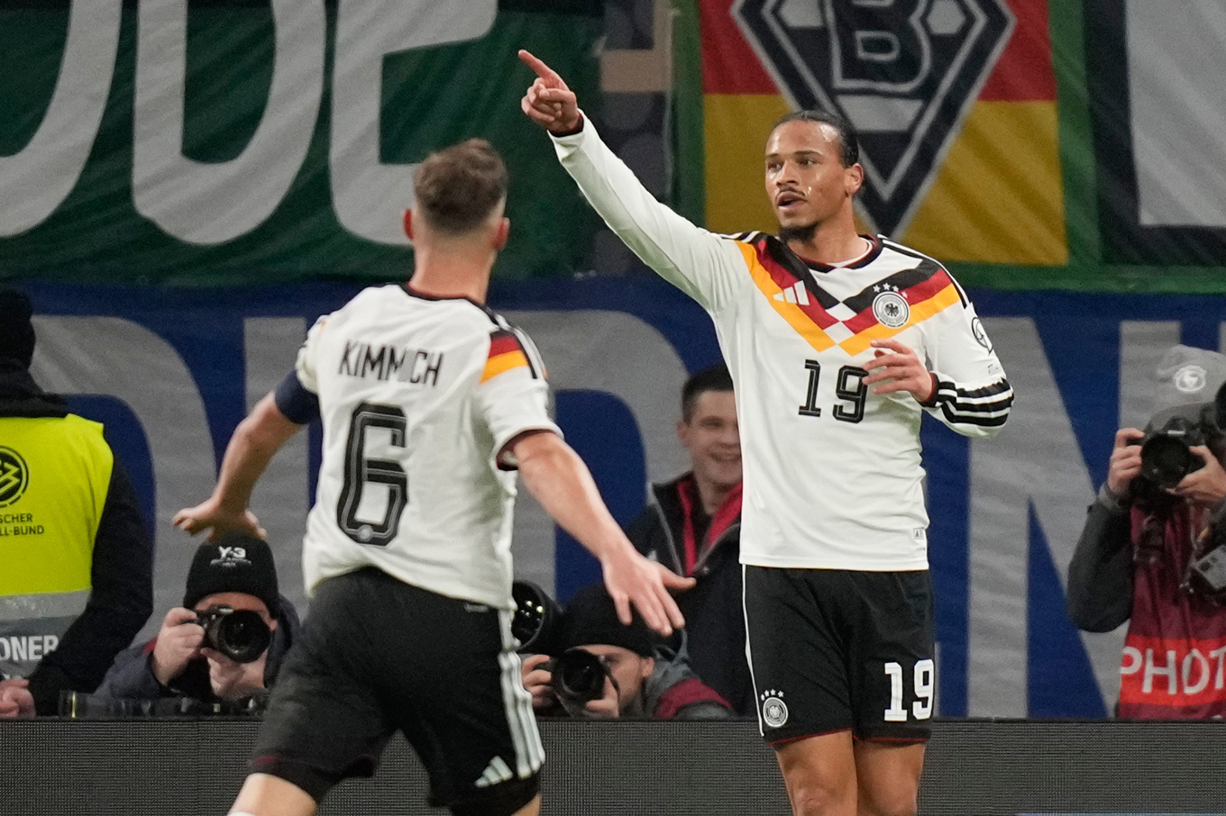 Tysklands Leroy Sané firar att av sina mål i storsegern hemma mot Slovakien. Segern innebär att tyskarna är klara för fotbolls-VM 2026. Foto: Matthias Schrader/AP/TT