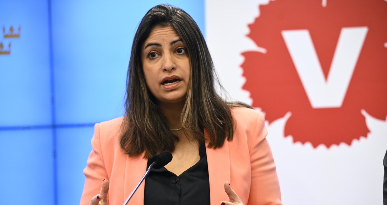 Vänsterpartiets partiledare Nooshi Dadgostar presenterar förslag till valplattform. Foto: Fredrik Sandberg/TT