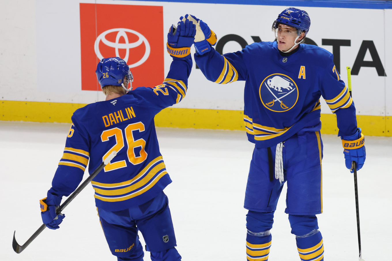 Buffalos Rasmus Dahlin (26) firar tillsammans med lagkamraten Tage Thompson. Foto: Jeffrey T. Barnes/AP/TT