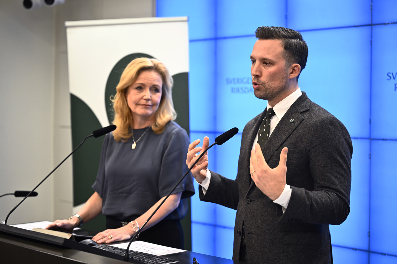 Hannes Hervieu presenteras som ny partisekreterare i Centerpartiet av partiledare Elisabeth Thand Ringqvist. Foto: Fredrik Sandberg/TT