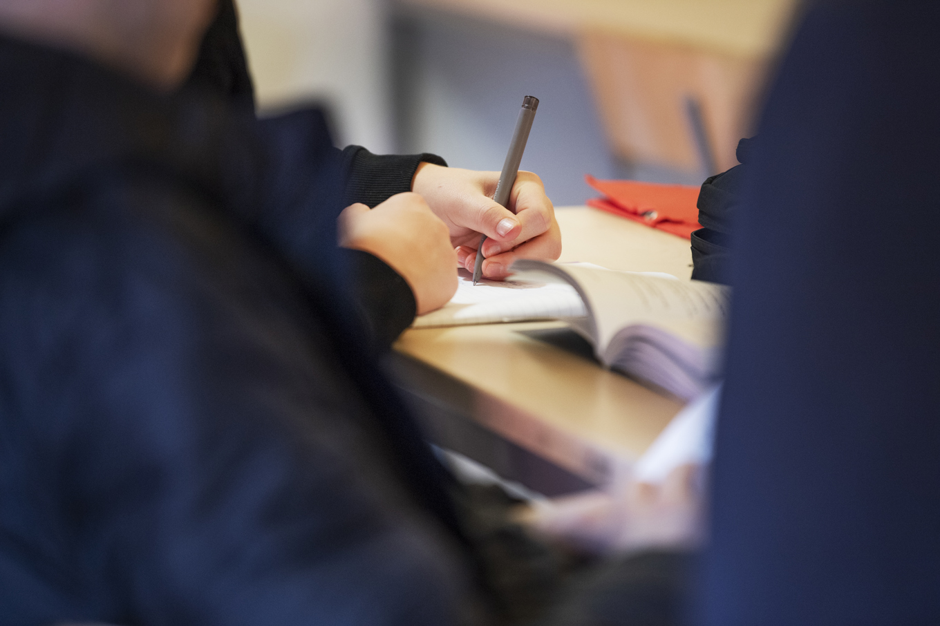 Papper och penna gäller på grund av teknikstrul inför digitala nationella prov. Arkivbild. Foto: Viktoria Bank/TT