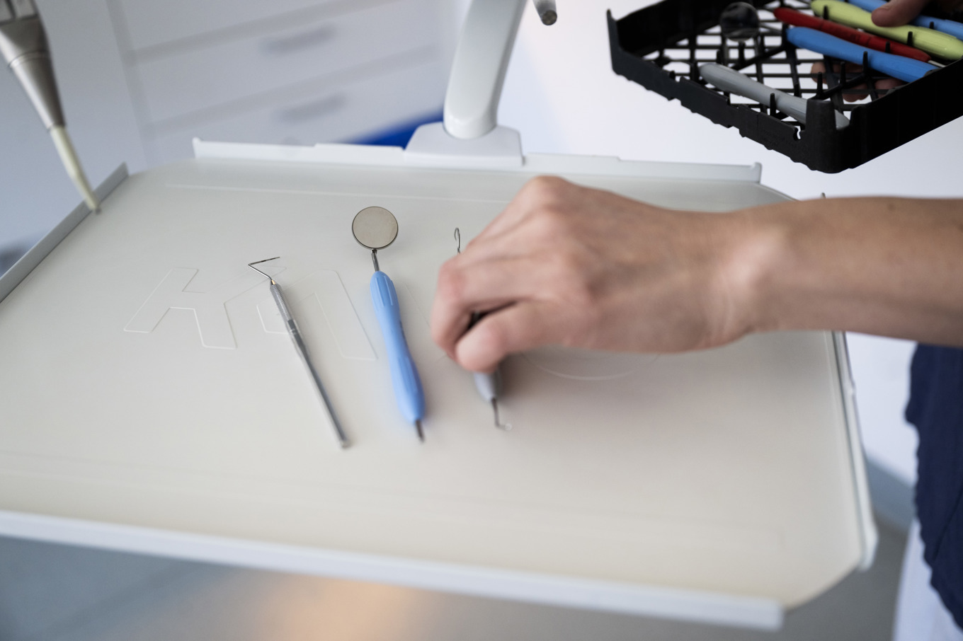 En medarbetare förbereder en undersökning av tänder på en mottagning hos Folktandvården. Genrebild. Foto: Fredrik Sandberg/TT