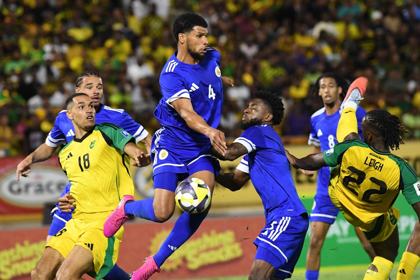 Curaçaos Roshon (nummer 4) i VM-kvalet mot Jamaica. Foto: Collin Reid/AP/TT