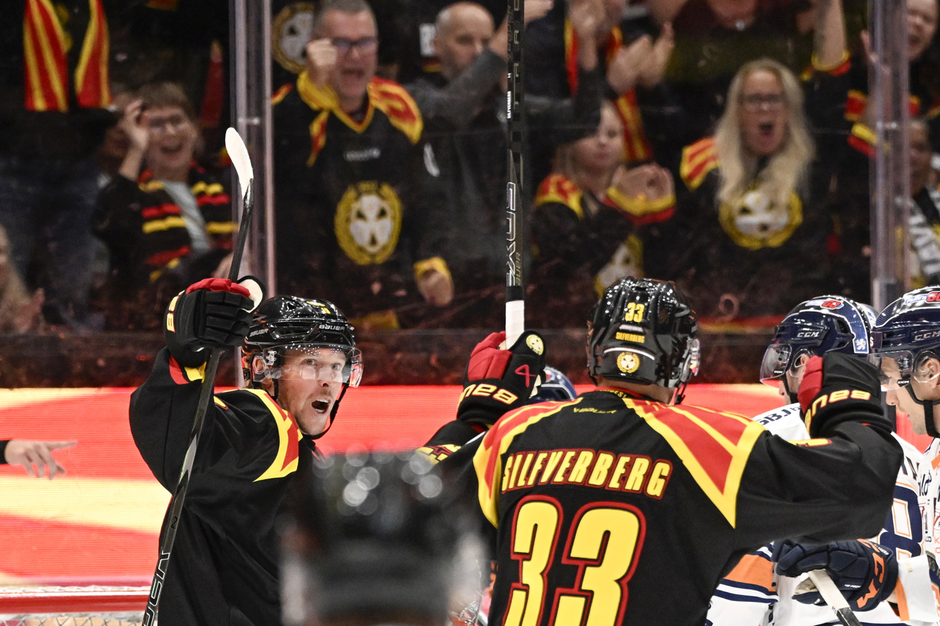 Brynäs Nicklas Bäckström och Jakob Silfverberg jublar. Arkivbild. Foto: Pontus Lundahl/TT