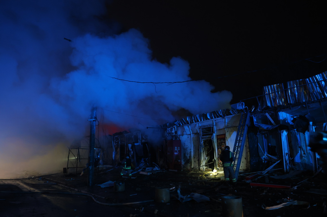 Rök stiger efter ett ryskt luftanfall mot Zaporizjzja. Foto: Kateryna Klochko/AP/TT