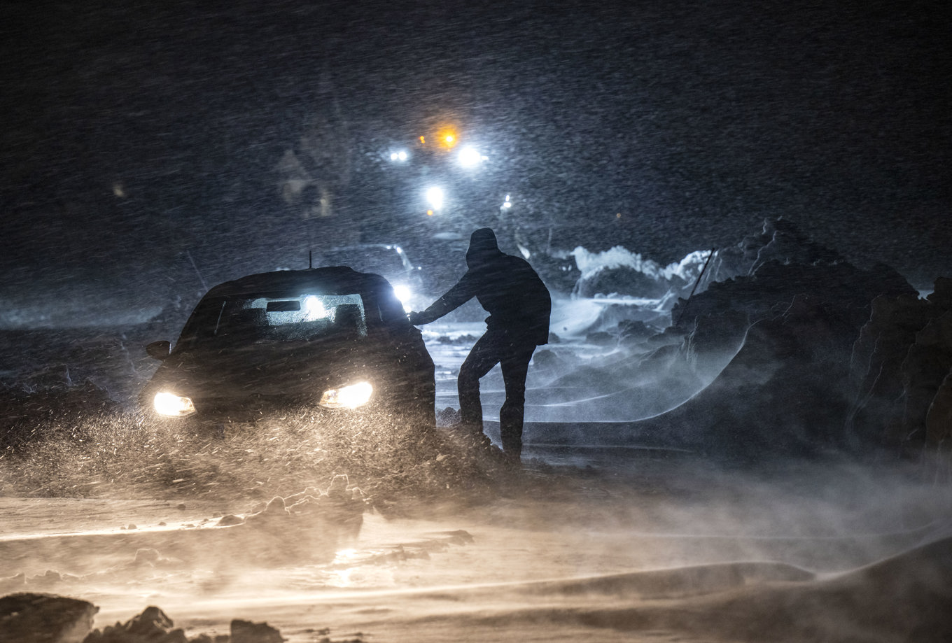 Över 20 fordon satt fast i snödrivor på vägen till Vadensjö utanför Landskrona på torsdagskvällen. Foto: Johan Nilsson/TT