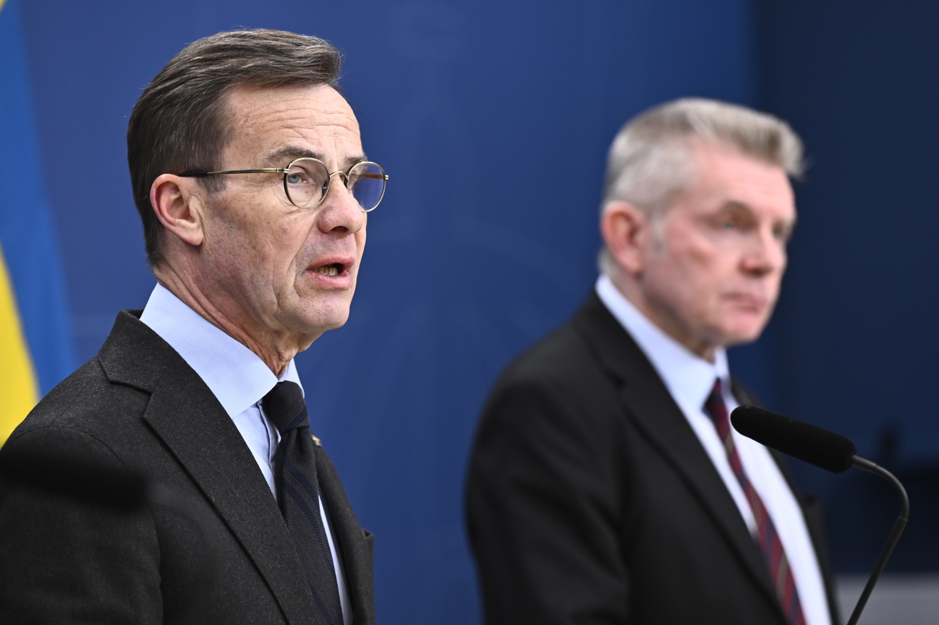 Statsminister Ulf Kristersson (M) håller pressträff om valpåverkan tillsammans med Magnus Hjort, generaldirektör för Myndigheten för psykologiskt försvar (MPF). Foto: Henrik Montgomery/TT
