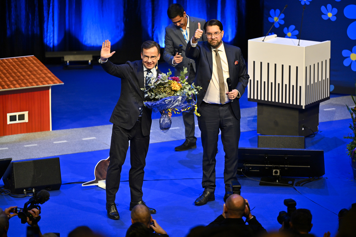 Statsminister Ulf Kristersson (M) och SD:s partiledare Jimmie Åkesson på scenen på SD:s landsdagar i Örebro. Foto: Anders Wiklund/TT