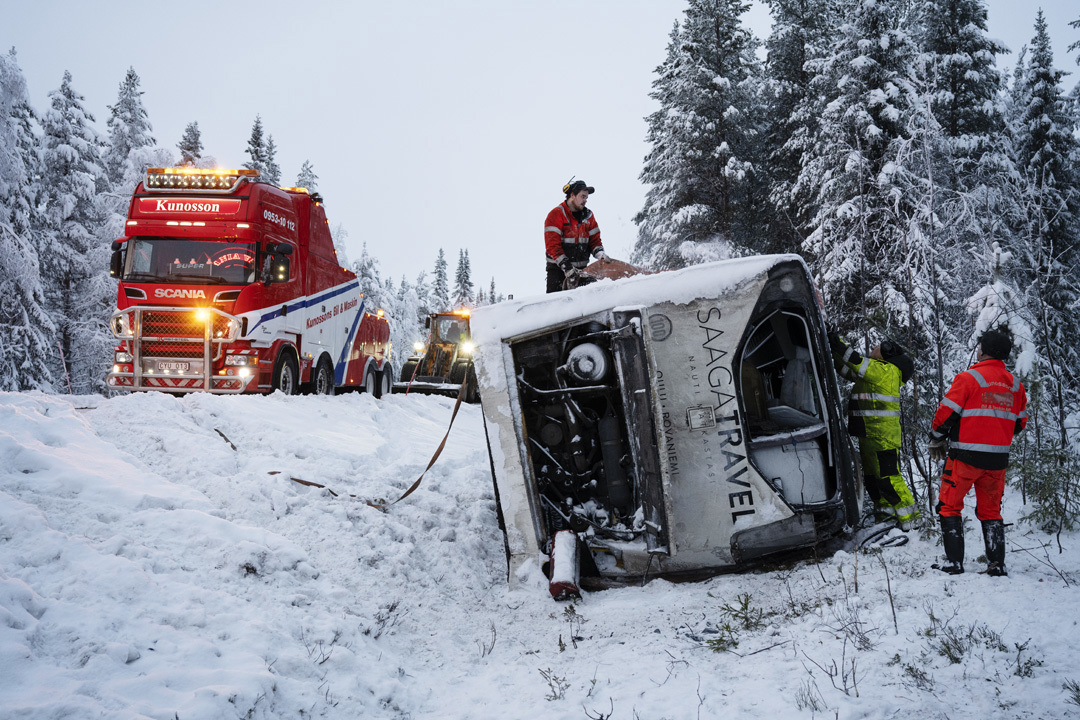 En buss med många passagerare körde i diket på E45 mellan Storuman och Vilhelmina i lördags. Foto: Erik Abel/TT