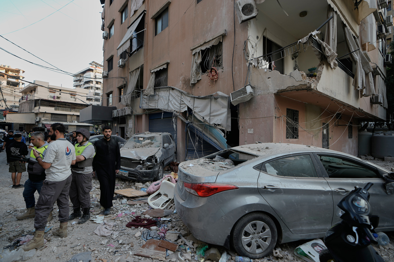 Räddningspersonal från islamistiska Hizbollahrörelsen på plats efter attacken mot en byggnad i Beirut på söndagen. Foto: Bilal Hussein/AP/TT