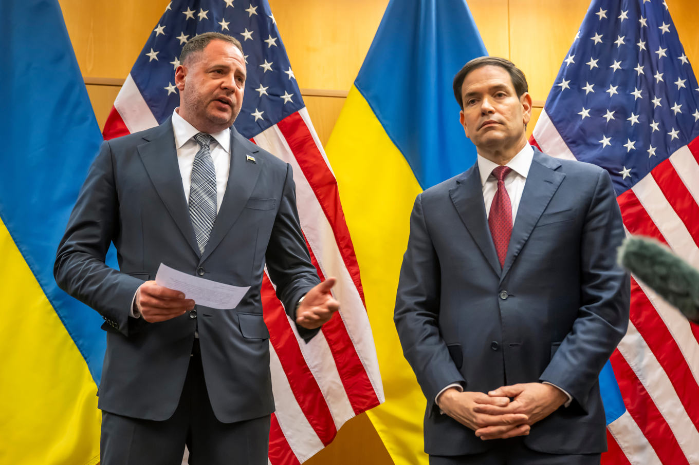 Ukrainas förhandlare Andrij Jermak (vänster) och USA:s utrikesminister Marco Rubio efter den första sittningen i de pågående förhandlingarna om ett reviderat fredsförslag. Foto: Martial Trezzini/Keystone via AP/TT