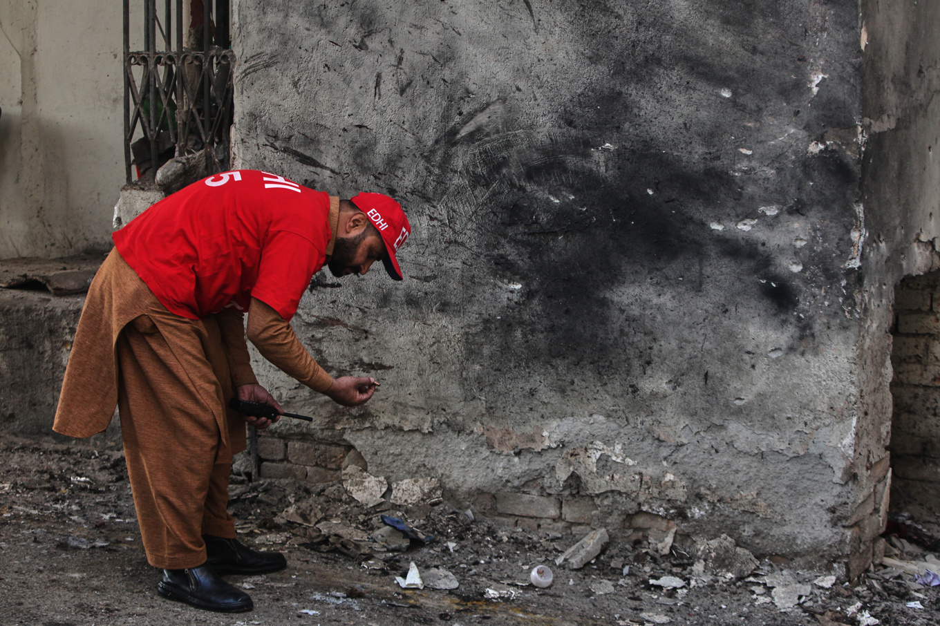 Utredning pågår vid platsen för måndagens bombattack. Foto: Muhammad Zubair/AP/TT