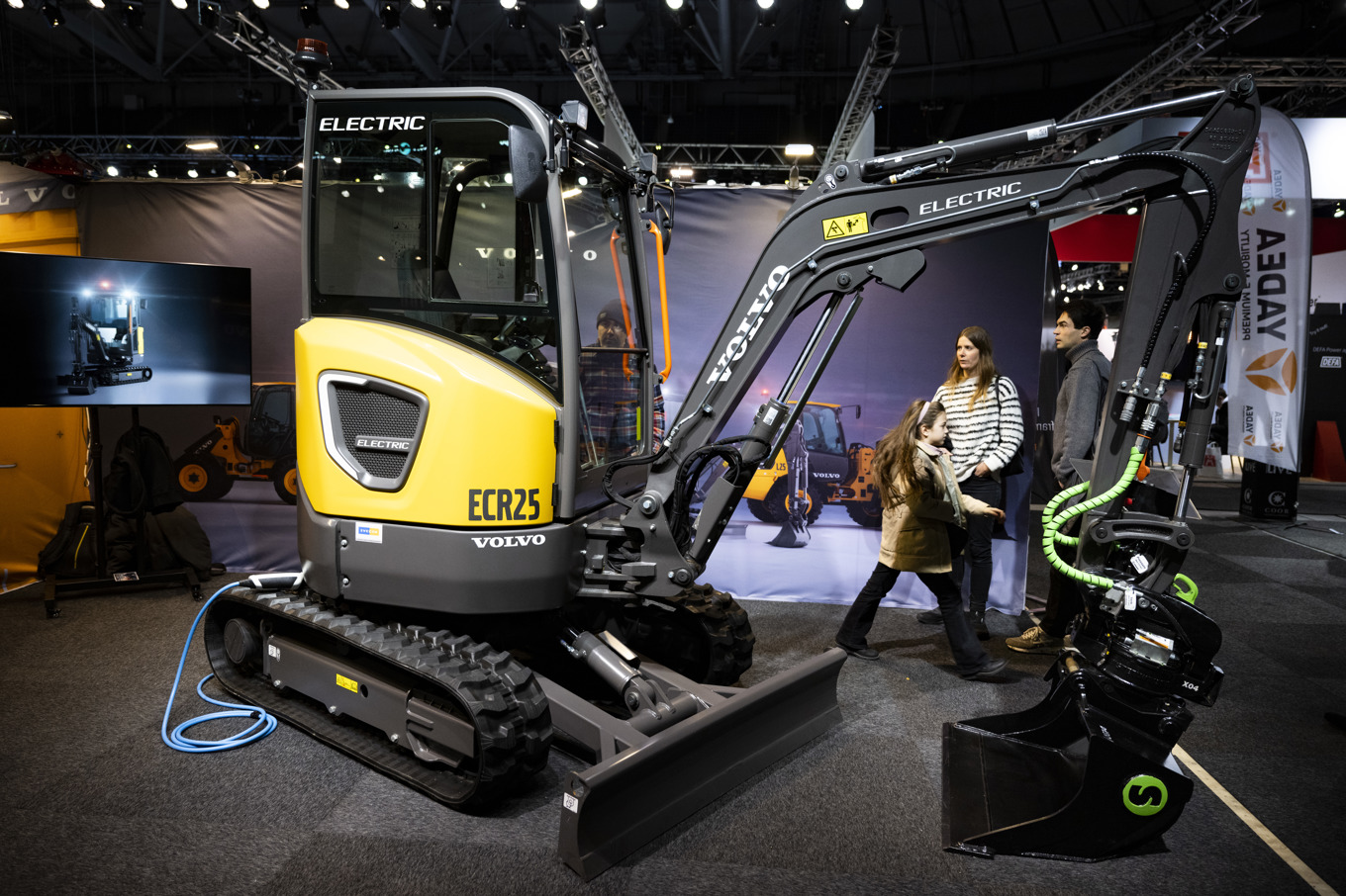 Volvo CE visar upp en mindre grävare, ECR25, som är helt eldriven, på elbilsmässan eCarExpo i Friends Arena i Solna. Arkivbild. Foto: Pontus Lundahl/TT