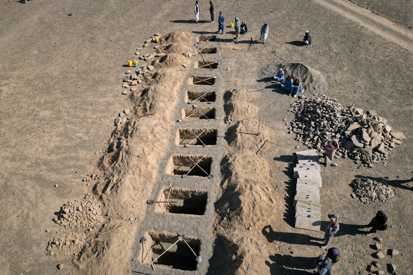 Gravar står redo för offer för nattens attack som enligt Afghanistans talibanstyre utförts av Pakistan. Foto: Shafiqullah Mashaal/AP/TT