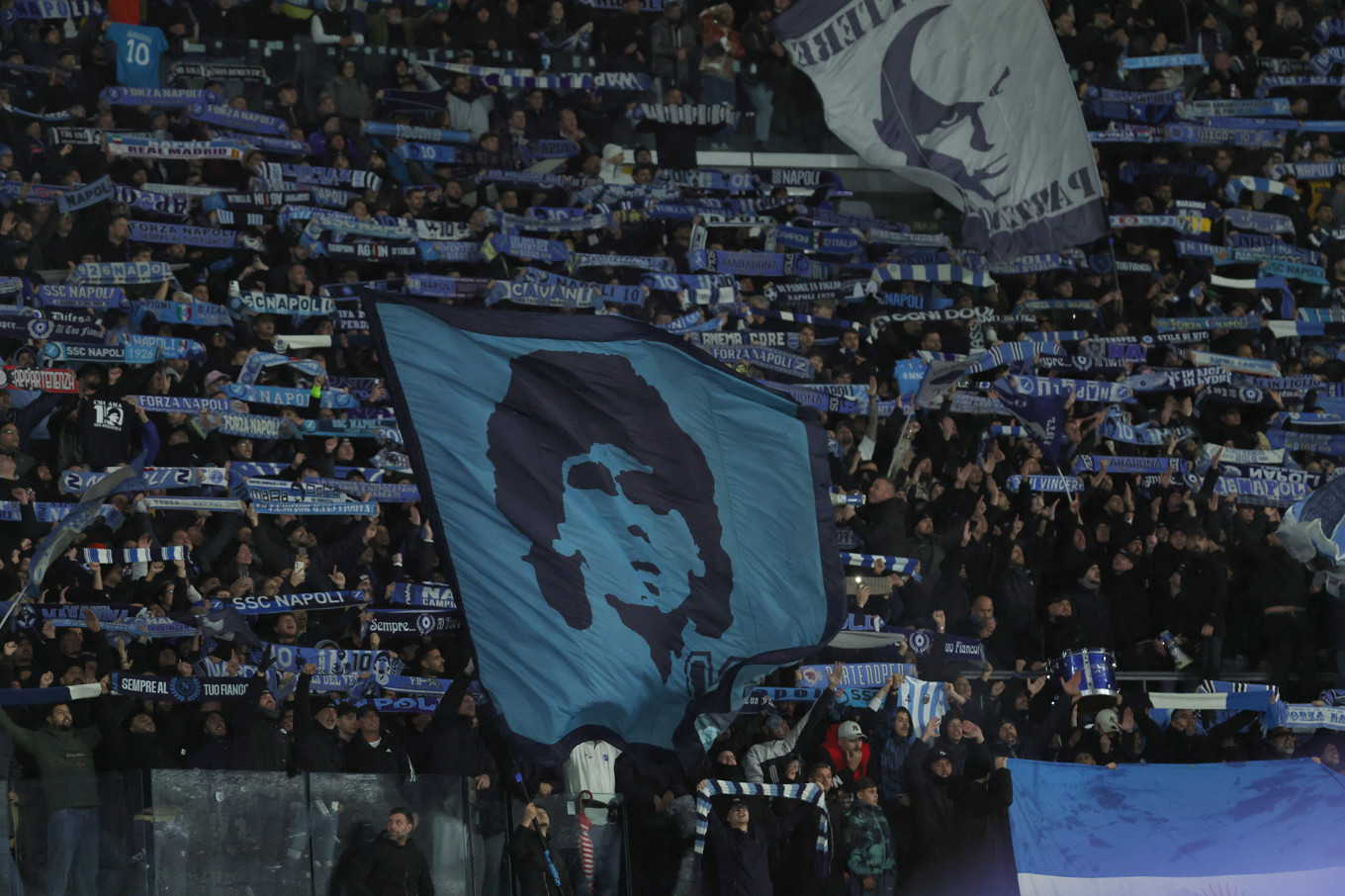 Napolifansen hyllade Diego Maradona i samband med matchen mot Karabach. Foto: Alessandro Garofalo/AP/TT