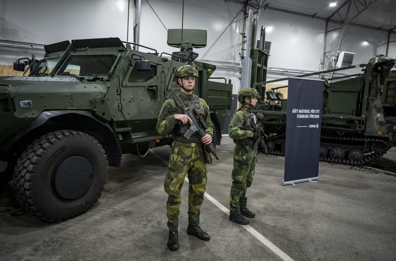 Två svenska soldater framför en terrängbil 24, till vänster i bild. Foto: Johan Nilsson/TT