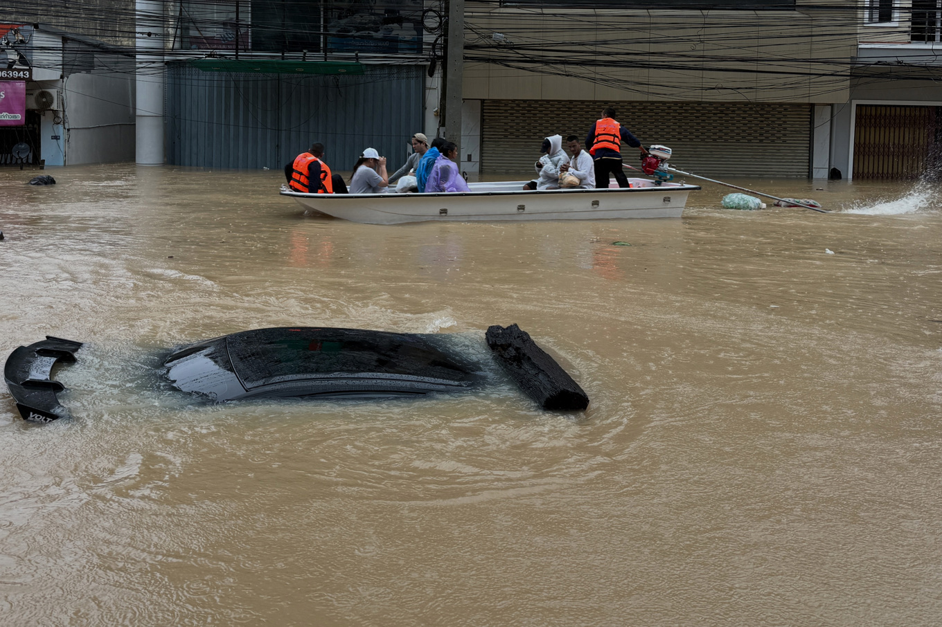 Evakueringar pågår i Songkhlaprocinsen i södra Thailand. Foto: AP/TT