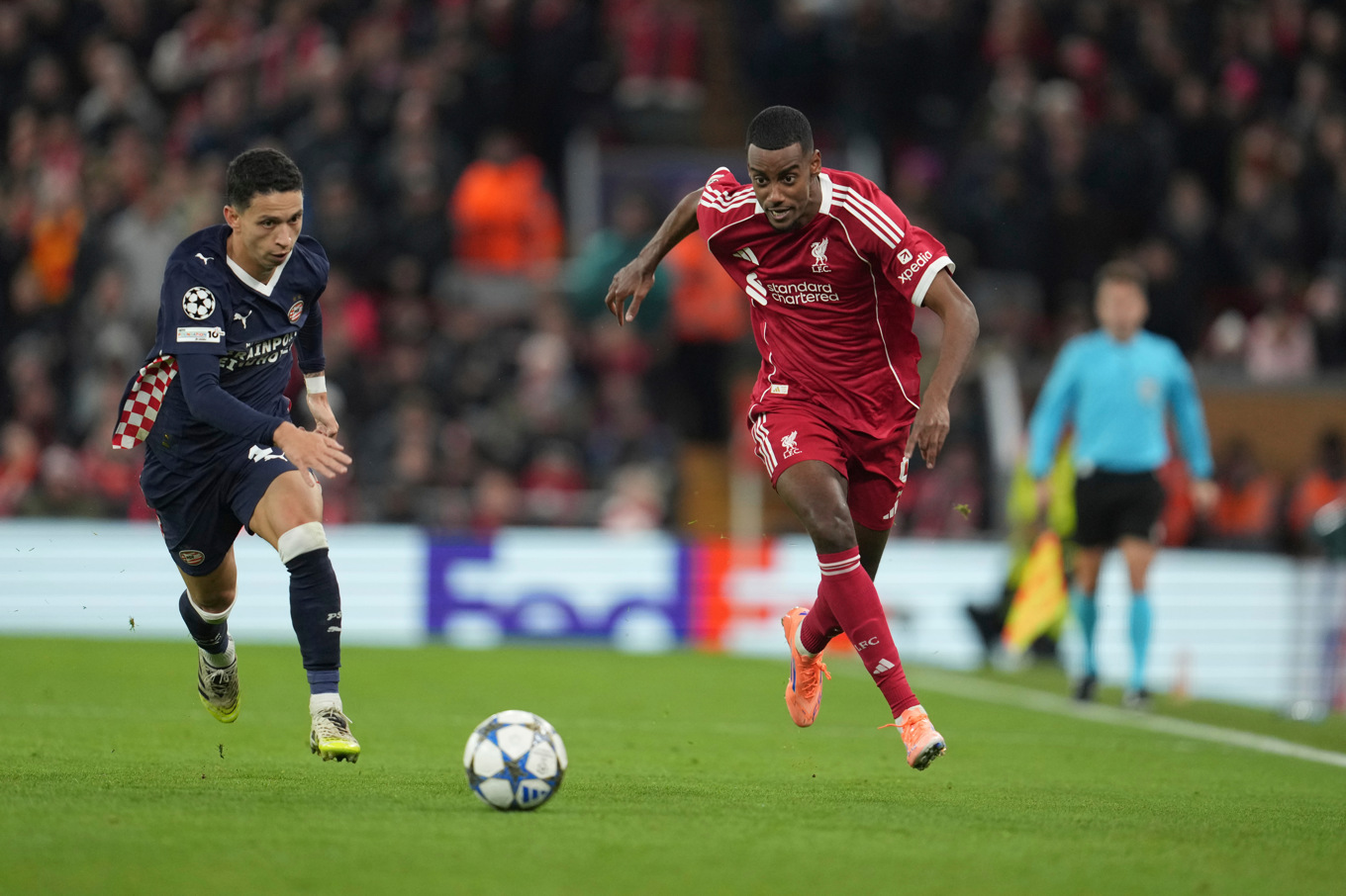 Alexander Isak i duell med Mauro Junior, till vänster. Foto: Jon Super/AP/TT